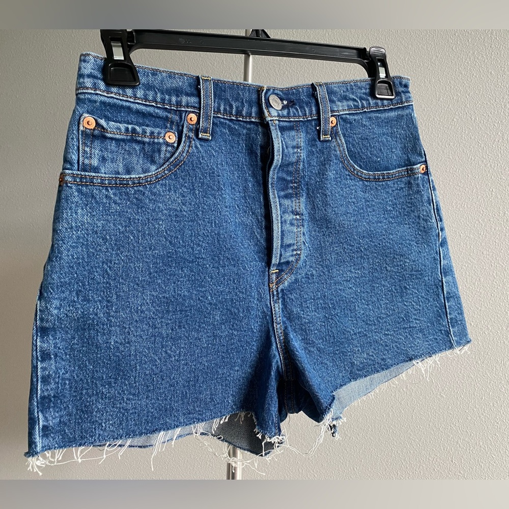 Sz.28 - Levi’s Ribcage Shorts